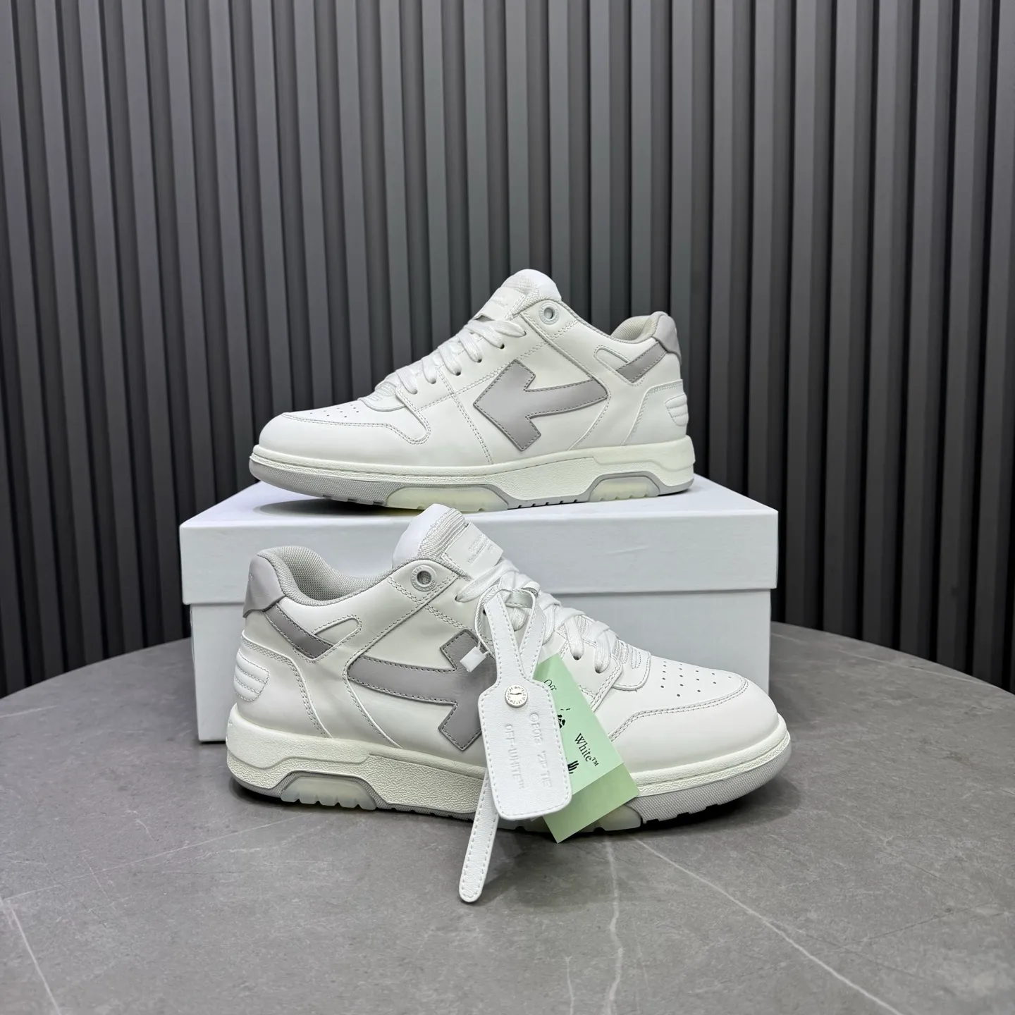 【off- white】P: 620💰Couple model👫, Size: 35-44 (Customized for men 38.45.46) High-quality version👊 "Out of office" series original molding, original lasting, production process 1:1 Original ➰OFF GRAY WHITE OW ➰ First-layer cowhide Imported skin-friendly and environmentally friendly polyester mesh Original molding high elastic and environmentally friendly molding pad Made with the original lasting process. The original molded rubber outsole (never yellows and deforms) has a super correct shape, bright color and strong three-dimensional effect👍. Packaging💯Full set of packaging synchronized with the official website (branded paper, certificate of quality, branded cloth bag)